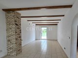 Großes Wohnzimmer mit Zugang zum Balkon