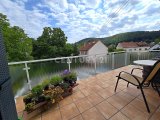 Großer Balkon im Obergeschoss mit Fernblick