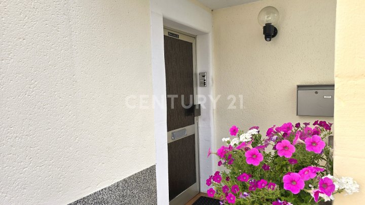Sehr attraktives 1-2 Familienhaus, MFH mit großen Balkonen, Doppelgarage und Garten in SB- Scheidt