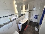 Badezimmer im OG mit bodenebener Dusche