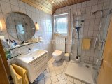 Neuwertiges Tageslichtbadezimmer mit Dusche im DG