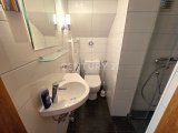Neuwertiges Badezimmer mit Dusche im Untergeschoss