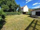 Großer ebener Gartenbereich mit saftig grüner Wiese