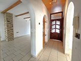 Flur im EG mit Zugang zu den Räumen und Garderobe
