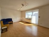 Wohnzimmer im Obergeschoss mit Zugang zum Balkon