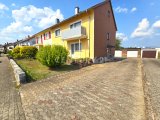 Einfahrt zum Haus und Vorgarten 