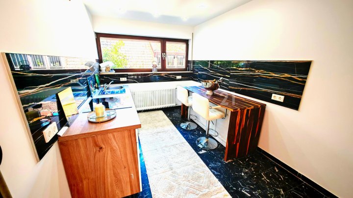 Traumhaft sanierte 300m² Villa mit Einliegerwohnung oder Büro, und großer Garage