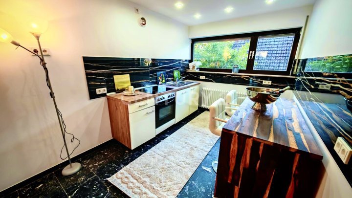 Traumhaft sanierte 300m² Villa mit Einliegerwohnung oder Büro, und großer Garage
