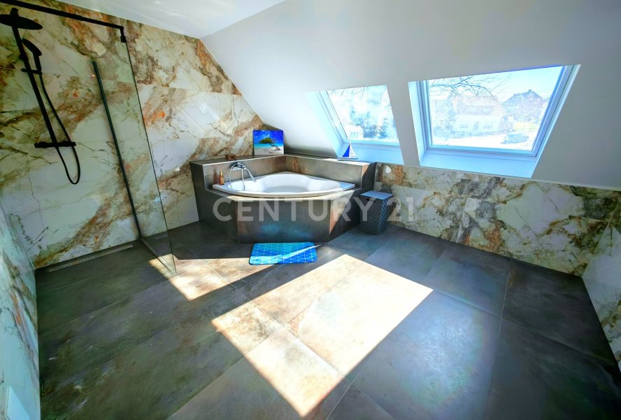 Neues 17m² Traumbad En suite mit Eckbadewanne...