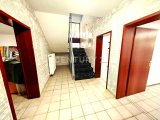Flur zur Einliegerwohnung mit tollen