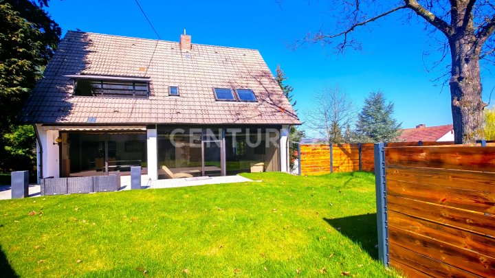 Traumhaft sanierte 300m² Villa mit Einliegerwohnung oder Büro, und großer Garage