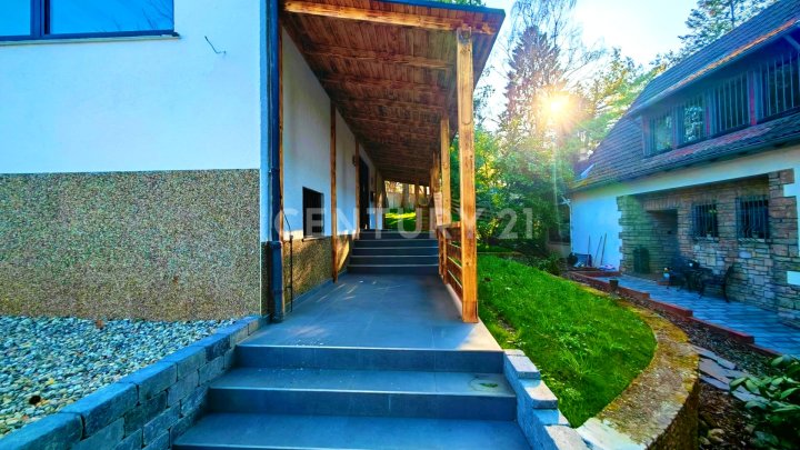 Traumhaft sanierte 300m² Villa mit Einliegerwohnung oder Büro, und großer Garage