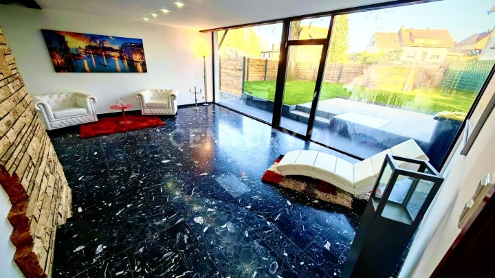 Traumhaft sanierte 300m² Villa mit Einliegerwohnung oder Büro, und großer Garage