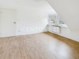 Zimmer 2 - Schlafzimmer mit Blick zur Tür und Fenster
