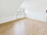 Zimmer 1 - Wohnzimmer mit Blick zur Tür zur Kücheh