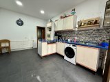 Küche mit Ausgang zur Terrasse