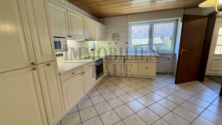 GEPFLEGTES, FREISTEHENDES 1 FAMILIENHAUS MIT GARTEN UND 2 GARAGEN IN SULZBACH - SOFORT FREI