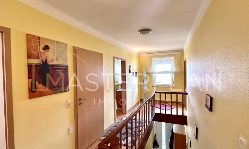 Einfamilienhaus mit Garten und PV Anlage