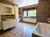 Großes Badezimmer mit Wanne und Dusche 