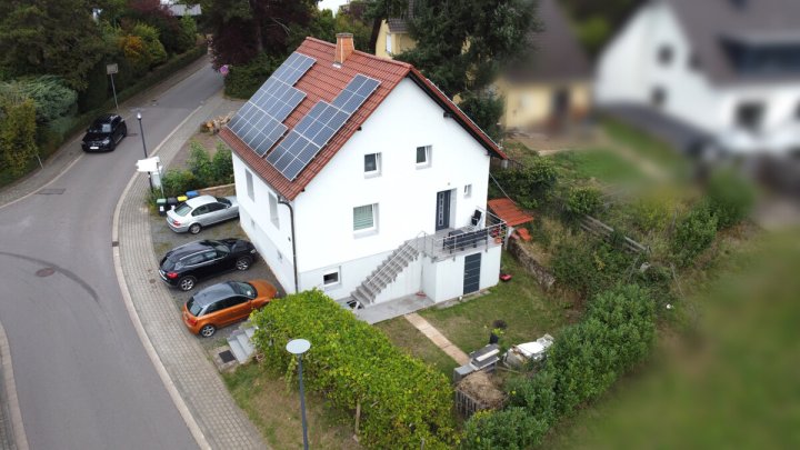 Familienfreundliches Einfamilienhaus mit Photovoltaik, Stellplätzen und Garten