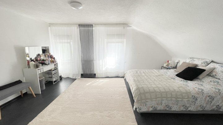 Familienfreundliches Einfamilienhaus mit Photovoltaik, Stellplätzen und Garten
