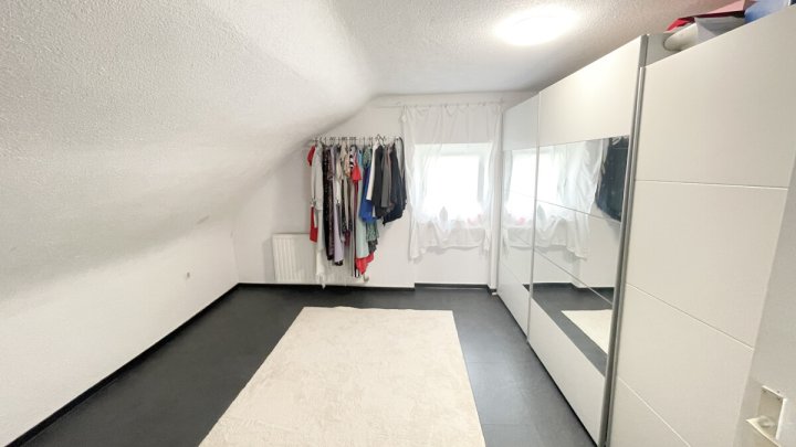 Familienfreundliches Einfamilienhaus mit Photovoltaik, Stellplätzen und Garten