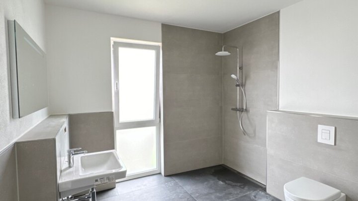 Neuwertiges Penthouse mit EBK + 3 Stellplätzen in Energie-Effizienzhaus