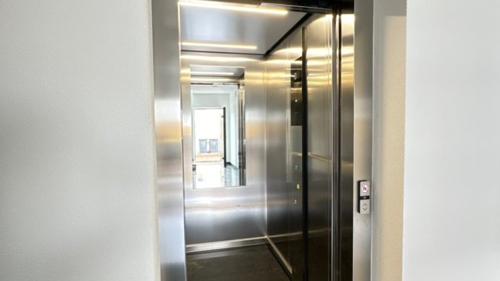 Neuwertiges Penthouse mit EBK + 3 Stellplätzen in Energie-Effizienzhaus