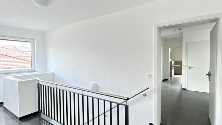 Neuwertiges Penthouse mit EBK + 3 Stellplätzen in Energie-Effizienzhaus