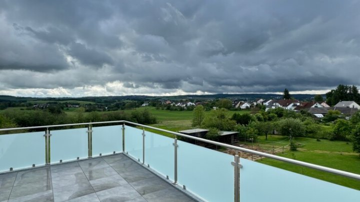 Neuwertiges Penthouse mit EBK + 3 Stellplätzen in Energie-Effizienzhaus