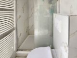 Tageslicht-Duschbad mit Handtuchheizkörper im Erdgeschoss