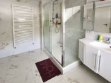 Über 11 m² großes Tageslicht-Duschbad im Dachgeschoss
