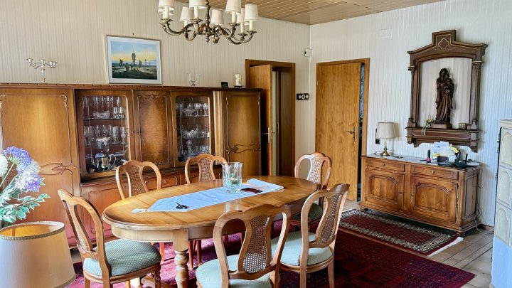 Freistehendes Einfamilienhaus mit Einliegerwohnung und großem Grundstück in Lebach OT zu verkaufen