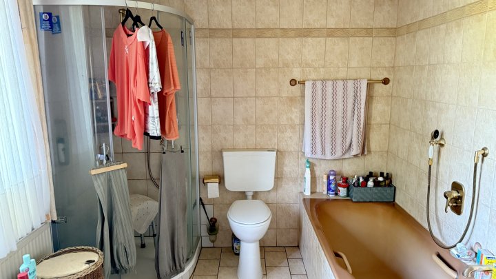 Freistehendes Einfamilienhaus mit Einliegerwohnung und großem Grundstück in Lebach OT zu verkaufen