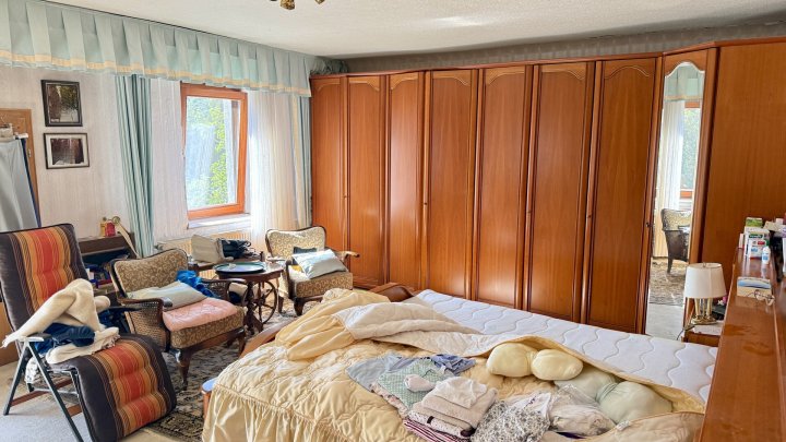 Freistehendes Einfamilienhaus mit Einliegerwohnung und großem Grundstück in Lebach OT zu verkaufen