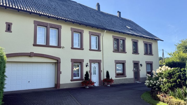 Freistehendes Einfamilienhaus mit Einliegerwohnung und großem Grundstück in Lebach OT zu verkaufen