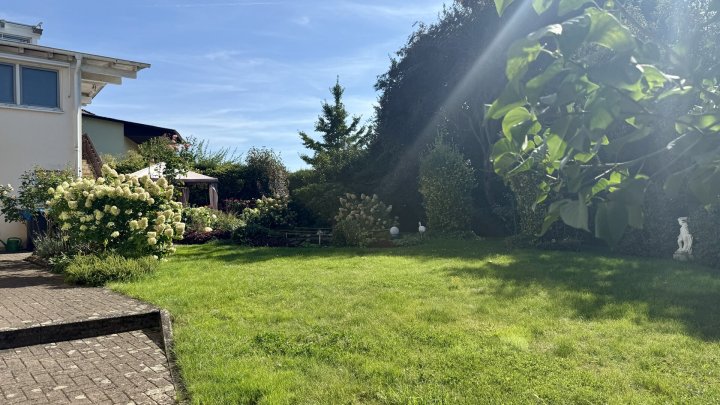 Freistehendes Einfamilienhaus mit Einliegerwohnung und großem Grundstück in Lebach OT zu verkaufen