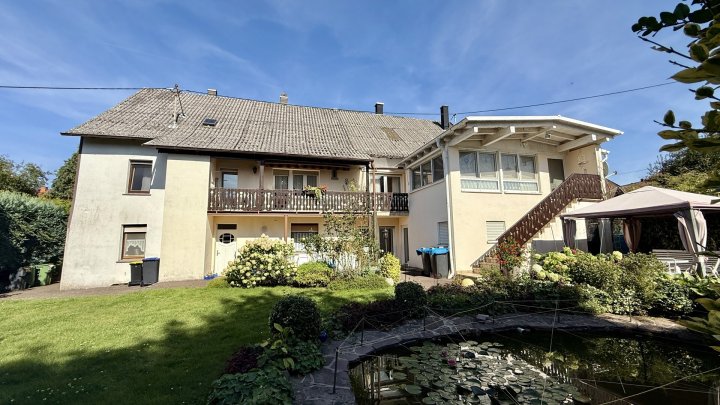 Freistehendes Einfamilienhaus mit Einliegerwohnung und großem Grundstück in Lebach OT zu verkaufen