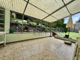 überd. Terrase mit Blick in den Garten