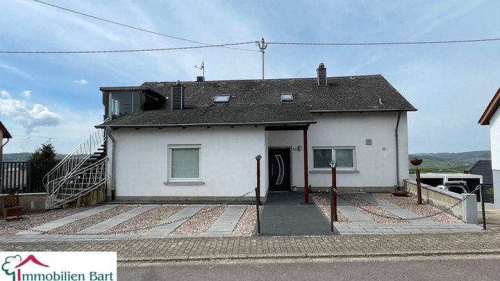PERL: ZWEIFAMILIENHAUS MIT TRAUMBLICK AUF DIE LUXEMBURGISCHEN WEINBERGE