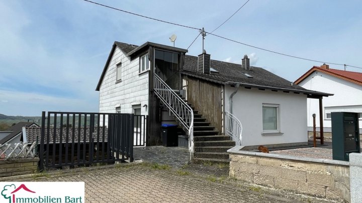 PERL: ZWEIFAMILIENHAUS MIT TRAUMBLICK AUF DIE LUXEMBURGISCHEN WEINBERGE