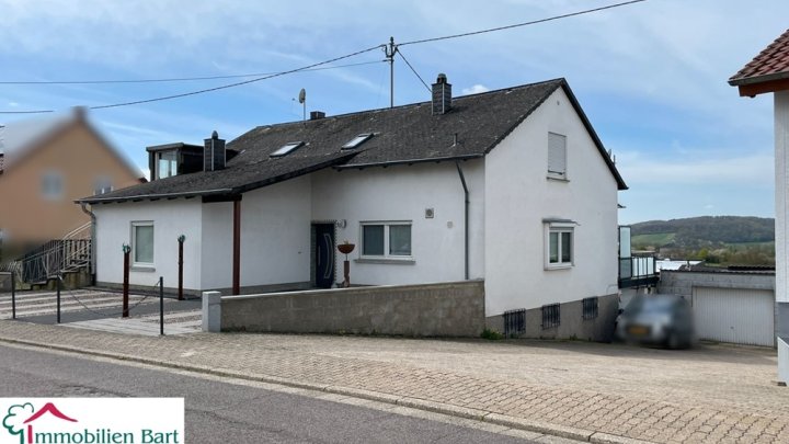 PERL: ZWEIFAMILIENHAUS MIT TRAUMBLICK AUF DIE LUXEMBURGISCHEN WEINBERGE