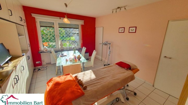 WEISKIRCHEN: GROSSES, GEPFL. WOHNHAUS MIT EHEM. GEWERBEEINHEIT!