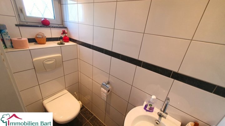 WEISKIRCHEN: GROSSES, GEPFL. WOHNHAUS MIT EHEM. GEWERBEEINHEIT!