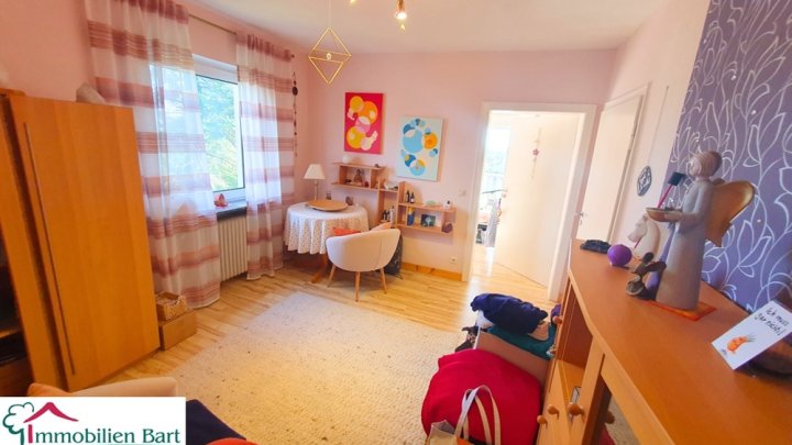 WEISKIRCHEN: GROSSES, GEPFL. WOHNHAUS MIT EHEM. GEWERBEEINHEIT!