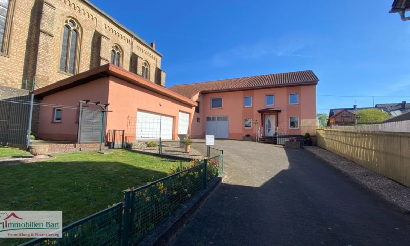 GRENZE LUXEMBURG: EHEM. BAUERNHAUS MIT GROSSEN, HOHEN GARAGEN!