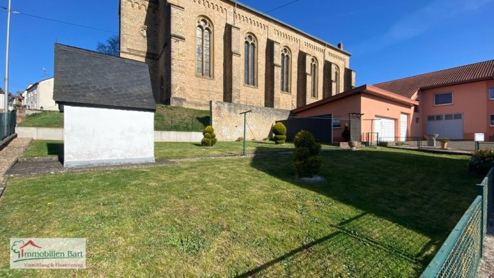 GRENZE LUXEMBURG: EHEM. BAUERNHAUS MIT GROSSEN, HOHEN GARAGEN!