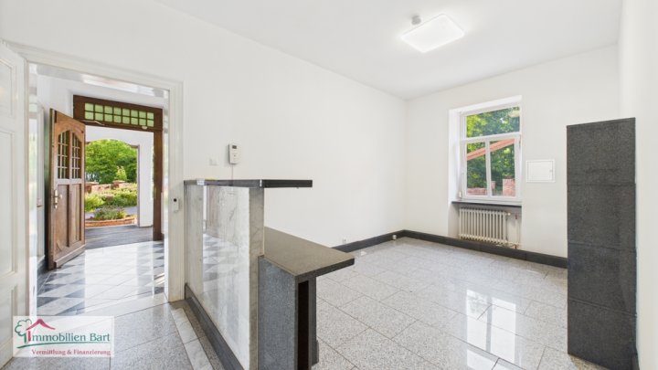 NALBACH: VILLA / BÜROGEBÄUDE AUF 30 AR!