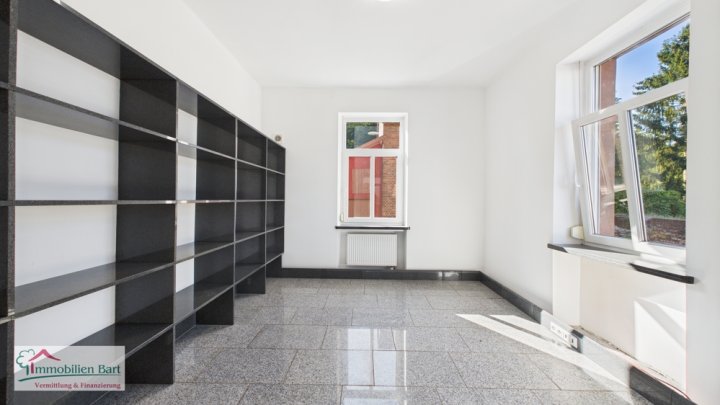 NALBACH: VILLA / BÜROGEBÄUDE AUF 30 AR!