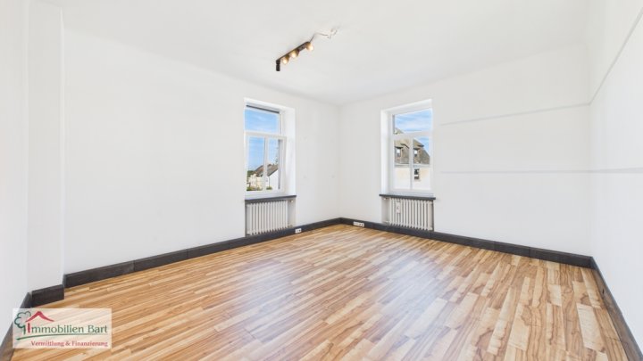 NALBACH: VILLA / BÜROGEBÄUDE AUF 30 AR!
